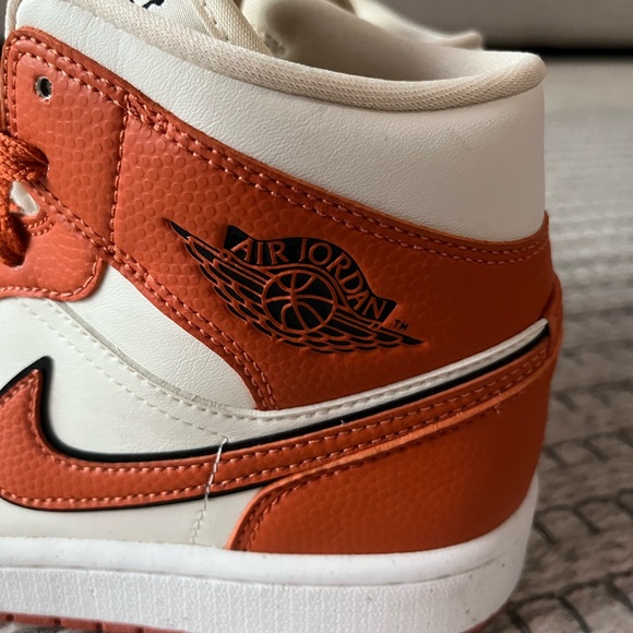 Nike Air Jordan 1 Mid SE - Picture 8 of 8